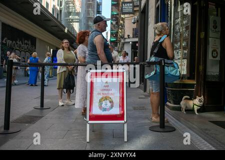 Madrid, Spagna. 2 agosto 2024. Un cartello indica la vendita dei biglietti della lotteria natalizia all'ingresso dell'ufficio della lotteria Doña Manolita a Madrid. Molti turisti approfittano delle vacanze estive per acquistare i biglietti della lotteria di Natale presso la tradizionale amministrazione Madrid della lotteria di Doña Manolita in Calle Carmen nel centro di Madrid. (Foto di David Canales/SOPA Images/Sipa USA) credito: SIPA USA/Alamy Live News Foto Stock