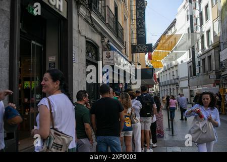 Madrid, Spagna. 2 agosto 2024. Un gruppo di persone aspetta in coda per essere servito all'ufficio della lotteria di Doña Manolita per acquistare un biglietto della lotteria di Natale. Molti turisti approfittano delle vacanze estive per acquistare i biglietti della lotteria di Natale presso la tradizionale amministrazione Madrid della lotteria di Doña Manolita in Calle Carmen nel centro di Madrid. (Foto di David Canales/SOPA Images/Sipa USA) credito: SIPA USA/Alamy Live News Foto Stock