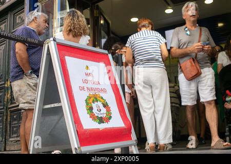 Madrid, Spagna. 2 agosto 2024. Un cartello indica la vendita dei biglietti della lotteria natalizia all'ingresso dell'ufficio della lotteria Doña Manolita a Madrid. Molti turisti approfittano delle vacanze estive per acquistare i biglietti della lotteria di Natale presso la tradizionale amministrazione Madrid della lotteria di Doña Manolita in Calle Carmen nel centro di Madrid. (Foto di David Canales/SOPA Images/Sipa USA) credito: SIPA USA/Alamy Live News Foto Stock