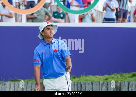 Saint Quentin EN Yvelines. 2 agosto 2024. Dou Zecheng della Cina gareggia durante il gioco individuale di golf maschile ai Giochi Olimpici di Parigi 2024 a Saint-Quentin-en-Yvelines, Francia, 2 agosto 2024. Crediti: Zhu Zheng/Xinhua/Alamy Live News Foto Stock