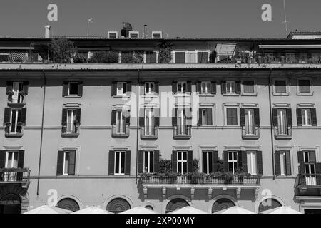 I ristoranti esterni di Piazza della Rotonda sono in bianco e nero Foto Stock