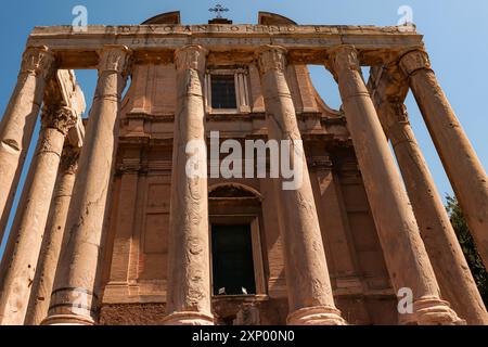 Tempio di Antonino e Faustina, un antico tempio romano successivamente convertito in chiesa cattolica romana situato presso il foro Romano, sulla via Sacra Foto Stock