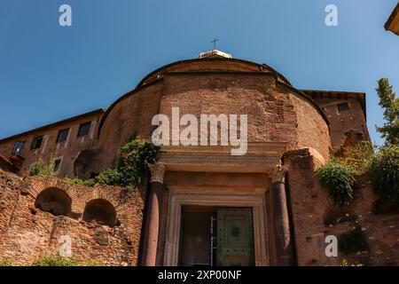 Roma, Italia - 31 luglio 2019: Vista dall'esterno del Tempio di Romolo, un antico tempio romano situato presso il foro Romano Foto Stock