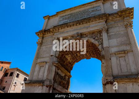 Roma, Italia - 31 luglio 2019: Vista esterna dell'Arco di Tito, un arco onorifico del i secolo d.C. situato presso il foro Romano, in via Sacra Foto Stock