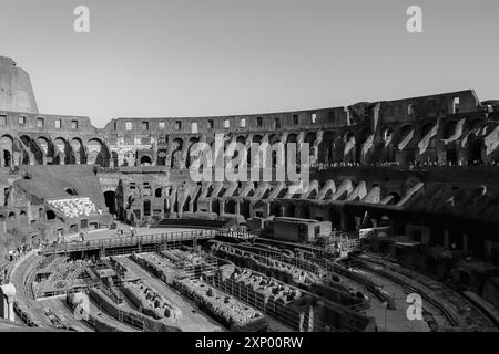 Roma, Italia - 31 luglio 2019: Vista interna in bianco e nero del Colosseo dall'interno del famoso anfiteatro ellittico nel centro della città Foto Stock