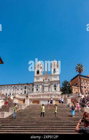 Chiesa della Santissima Trinità dei Monti situata sopra la famosa scalinata di Piazza di Spagna Foto Stock