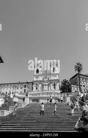 Chiesa della Santissima Trinità dei Monti situata sopra la famosa scalinata di Piazza di Spagna Foto Stock