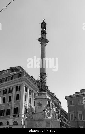 La colonna dell'Immacolata Concezione, un monumento ottocentesco nel centro di Roma che raffigura la Beata Vergine Maria in Piazza Mignanelli Foto Stock