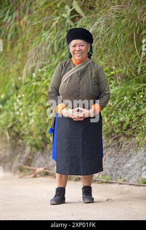 Donna vietnamita, 69 anni, della minoranza Hmong nei vestiti di tutti i giorni, villaggio di Bac Sum, provincia di ha Giang, Vietnam Foto Stock
