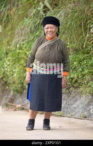 Donna vietnamita, 69 anni, della minoranza Hmong nei vestiti di tutti i giorni, villaggio di Bac Sum, provincia di ha Giang, Vietnam Foto Stock