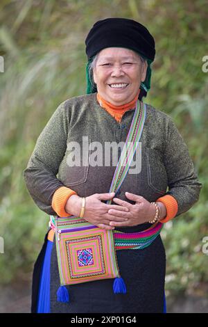 Donna vietnamita, 69 anni, della minoranza Hmong in abiti di tutti i giorni, ritratto, villaggio Bac Sum, provincia di ha Giang, Vietnam Foto Stock