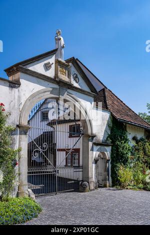 Ingresso inferiore alla Certosa di Ittingen, un ex monastero certosino con una statua di Bruno di Colonia, fondatore dell'ordine certosino, Ittingen CH Foto Stock