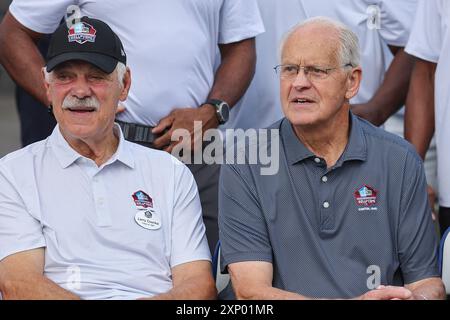 Venerdì 2 agosto 2024; Canton, Ohio USA; l'ex leggendario fullback Larry Csonka che ha giocato per i Miami Dolphins e i New York Giants siede con Newl Foto Stock