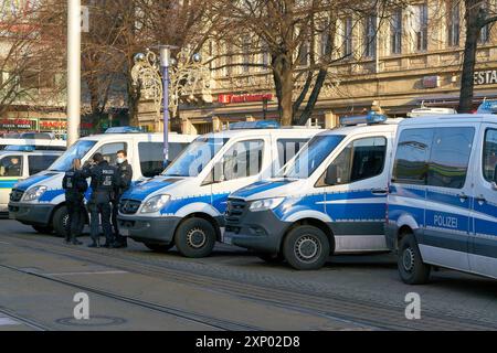 Agenti di polizia ai margini di una manifestazione contro la corona ma Foto Stock