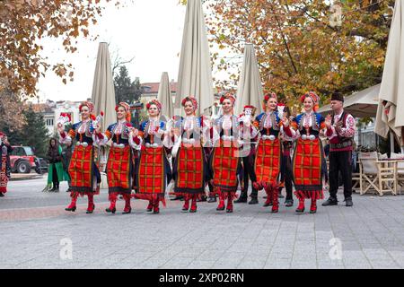 Plovdiv, Bulgaria, 26 novembre 2021: Sfilata di giovani vini nella città vecchia, danze folcloristiche tradizionali Foto Stock