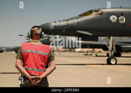 Un B-1B Lancer della U.S. Air Force assegnato al 37th Bomb Squadron decolla durante la Red Flag 24-3 presso Nellis Air Force base, Nevada, 31 luglio 2024. Red Flag è organizzata presso Nellis AFB e ospitata presso il Nevada test and Training Range, la principale area di addestramento militare dell'aeronautica degli Stati Uniti con oltre 12.000 chilometri quadrati di spazio aereo e 2,9 milioni di acri di terra. (Foto U.S. Air Force di Yendi Borjas, Senior Airman) Foto Stock