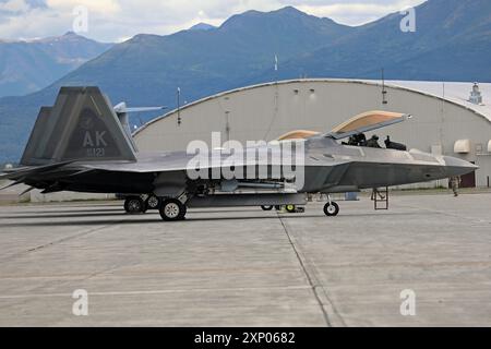 Gli aviatori dell'Alaska Air National Guard assegnati al 144th Airlift Squadron del 176th Wing conducono l'addestramento di puntamento in avanti e punto di rifornimento insieme alle loro controparti del 302nd Fighter Squadron del 477th Fighter Group, presso Joint base Elmendorf-Richardson, 1 agosto 2024. Il 144th AS Airmen utilizzò il C-17 Globemaster III dell'unità per riarmare e rifornire i 302nd FS F-22 Raptors durante l'addestramento. Le missioni FARP mettono in mostra il concetto di impiego Agile Combat dell'Air Force, che è uno schema operativo di manovra proattivo e reattivo eseguito entro le scadenze delle minacce per aumentare la sopravvivenza durante la generazione Foto Stock