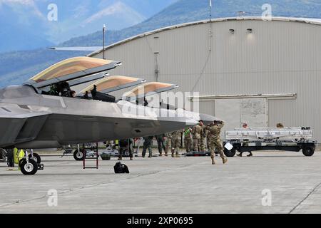 Gli aviatori dell'Alaska Air National Guard assegnati al 144th Airlift Squadron del 176th Wing conducono l'addestramento di puntamento in avanti e punto di rifornimento insieme alle loro controparti del 302nd Fighter Squadron del 477th Fighter Group, presso Joint base Elmendorf-Richardson, 1 agosto 2024. Il 144th AS Airmen utilizzò il C-17 Globemaster III dell'unità per riarmare e rifornire i 302nd FS F-22 Raptors durante l'addestramento. Le missioni FARP mettono in mostra il concetto di impiego Agile Combat dell'Air Force, che è uno schema operativo di manovra proattivo e reattivo eseguito entro le scadenze delle minacce per aumentare la sopravvivenza durante la generazione Foto Stock