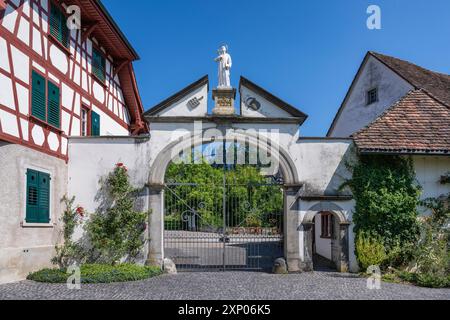 Ingresso inferiore alla Certosa di Ittingen, un ex monastero certosino con una statua di Bruno di Colonia, fondatore dell'ordine certosino, Ittingen CH Foto Stock