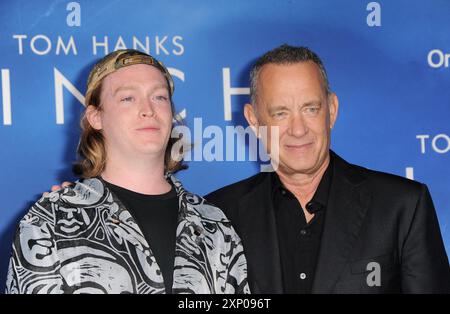 Caleb Landry Jones e Tom Hanks alla prima di "Finch" della Apple Original Films, tenutasi presso il Pacific Design Center di West Hollywood, USA Foto Stock