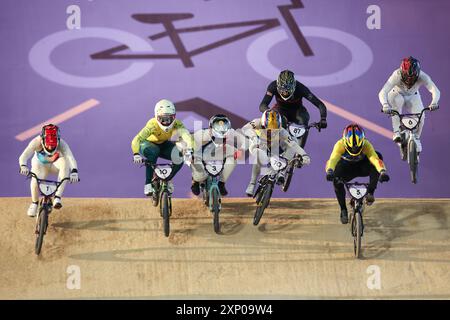 PARIGI, FRANCIA. 2 agosto 2024. Azione delle semifinali maschili del settimo giorno dei Giochi Olimpici di Parigi 2024 allo stadio BMX di Saint-Quentin-en-Yvelines, Parigi, Francia. Crediti: Craig Mercer/Alamy Live News Foto Stock