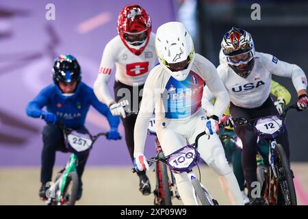 PARIGI, FRANCIA. 2 agosto 2024. Azione delle semifinali maschili del settimo giorno dei Giochi Olimpici di Parigi 2024 allo stadio BMX di Saint-Quentin-en-Yvelines, Parigi, Francia. Crediti: Craig Mercer/Alamy Live News Foto Stock