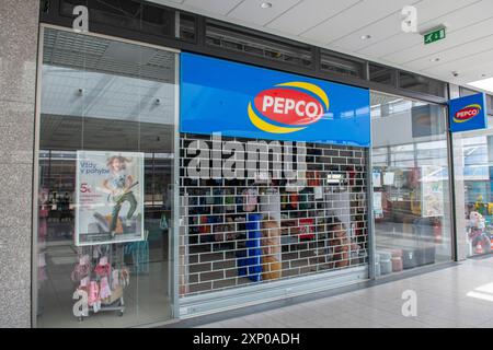 Banska Bystrica, Slovacchia, 1 maggio 2022: Pepco shop Sign. Logo del marchio. Catena europea di negozi a prezzi scontati Foto Stock