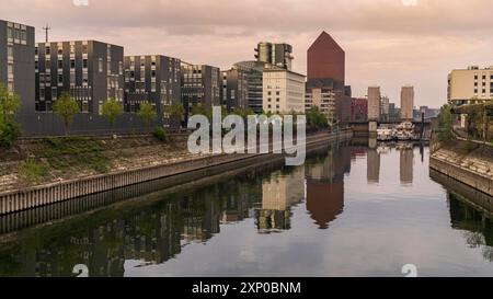 Vista serale sul ponte Schwanentor e sul porto interno di Duisburg, Renania Settentrionale-Vestfalia, Germania Foto Stock