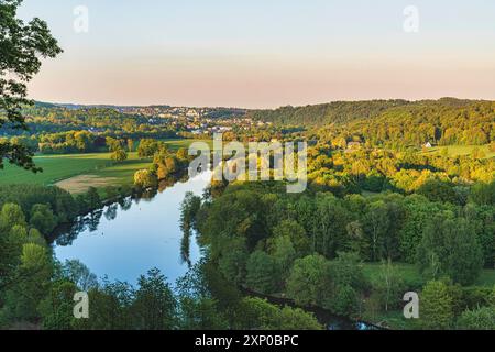 Essen, Renania settentrionale-Vestfalia, Germania, 26 aprile 2020: Vista dalla foresta cittadina di Kettwig in direzione di Werden Foto Stock