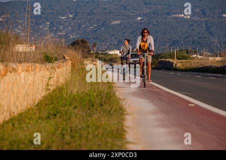 Ciclisti sulla via principale, Formentera, Isole Pitiusas, Comunità Baleari, Spagna Foto Stock