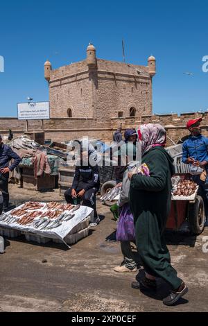 Mercato del pesce fresco, porto di pescatori, Essaouira, marocco Foto Stock