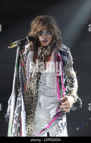 SUNRISE, FL - 09 AGOSTO: Steven Tyler e Joe Perry degli Aerosmith si esibiscono al Cocked, Locked, Ready to Rock Tour del Bank Atlantic Center. I membri della band sembrano diventare un po' vecchi e forse un po' dimenticati quando hanno scelto usano Teleprompters , nel caso in cui dimentichino le parole delle canzoni. Il 9 agosto 2010 a Sunrise, Florida. Persone: Steven Tyler Foto Stock