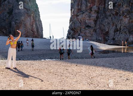 Turisti sulla spiaggia di ciottoli, Torrent de Pareis, sa Calobra, Maiorca, Isole Baleari, Spagna Foto Stock