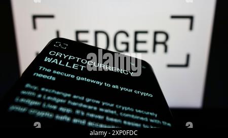 Stoccarda, Germania, 03-28-2022: Telefono cellulare con pagina web della società francese di beni digitali Ledger SAS sullo schermo davanti al logo aziendale. Concentrati su Foto Stock