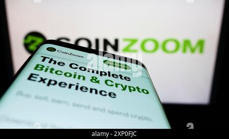 Stoccarda, Germania, 03-12-2022: Telefono cellulare con sito web della società americana di scambio cripto CoinZoom Inc. Sullo schermo davanti al logo. Concentrati su Foto Stock