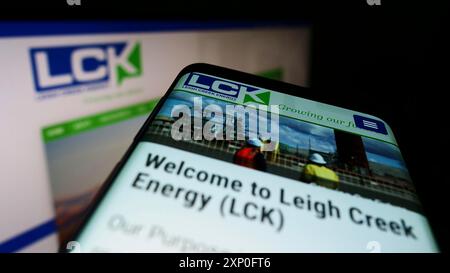 Stoccarda, Germania, 03-06-2022: Smartphone con pagina Web e logo della società australiana Leigh Creek Energy Limited sullo schermo con monitor. Concentrati su Foto Stock