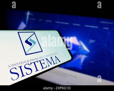 Stoccarda, Germania, 03-05-2022: Telefono cellulare con logo del conglomerato russo AFK sistema PAO sullo schermo di fronte al sito web dell'azienda. Concentrati su Foto Stock