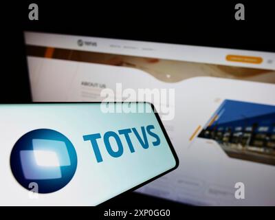 Stoccarda, Germania, 05-08-2022: Telefono cellulare con logo della società brasiliana di software TOTVS S.A. sullo schermo di fronte al sito web aziendale. Concentrati su Foto Stock