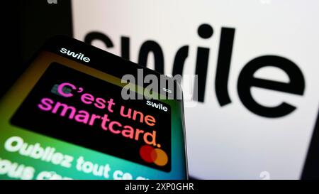 Stoccarda, Germania, 05-08-2022: Telefono cellulare con pagina web della società francese di soluzioni digitali Swile SAS sullo schermo davanti al logo aziendale. Concentrati su Foto Stock