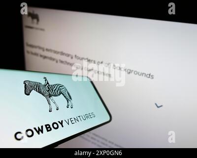 Stoccarda, Germania, 02-26-2022: Telefono cellulare con logo della società di capitali di rischio statunitense Cowboy Ventures sullo schermo davanti al sito web aziendale. Concentrati su Foto Stock