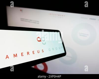 Stoccarda, Germania, 02-20-2022: Smartphone con logo della società di investimento di Singapore Amereus Group sullo schermo davanti al sito web. Concentrati su Foto Stock