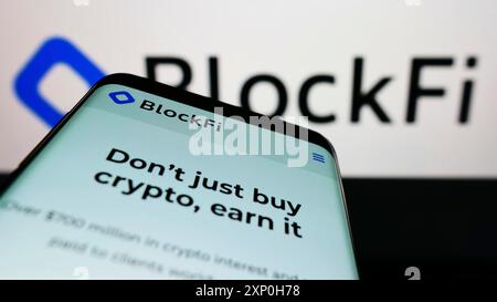 Stoccarda, Germania, 02-20-2022: Smartphone con sito web della società americana di criptovalute BlockFi sullo schermo davanti al logo aziendale. Concentrati su Foto Stock