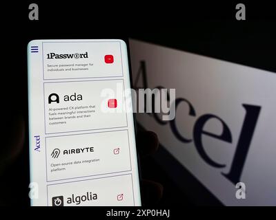 Stoccarda, Germania, 02-13-2022: Persona che detiene un telefono cellulare con pagina web della società americana di capitali di rischio Accel sullo schermo davanti al logo. Concentrati su Foto Stock