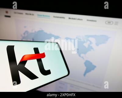 Stoccarda, Germania, 02-11-2022: Telefono cellulare con logo della società di telecomunicazioni KT Corporation sullo schermo di fronte al sito web aziendale. Concentrati su Foto Stock
