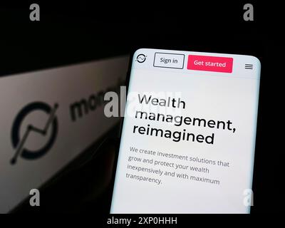 Stoccarda, Germania, 02-11-2022: Persona che possiede uno smartphone con pagina web della società britannica di consulenza sugli investimenti Moneyfarm sullo schermo con logo. Concentrati su Foto Stock