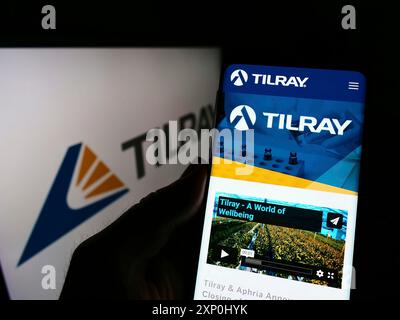 Stoccarda, Germania, 02-06-2022: Persona che detiene il cellulare con il sito web della società canadese di cannabis Tilray Inc. Sullo schermo davanti al logo. Concentrati su Foto Stock