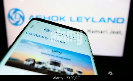 Stoccarda, Germania, 02-05-2022: Smartphone con pagina web dell'azienda automobilistica indiana Ashok Leyland Ltd. Sullo schermo davanti al logo aziendale. Concentrati su Foto Stock