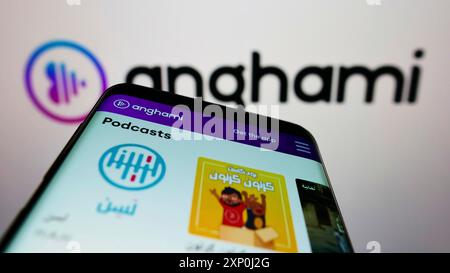 Stoccarda, Germania, 02-05-2022: Telefono cellulare con pagina web della piattaforma di streaming musicale araba Anghami sullo schermo davanti al logo aziendale. Concentrati su Foto Stock