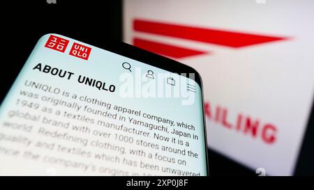 Stoccarda, Germania, 01-16-2022: Telefono cellulare con sito web Uniqlo della società giapponese K.K. Fast Retailing sullo schermo davanti al logo. Concentrati su Foto Stock