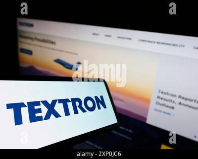 Stoccarda, Germania, 01-30-2022: Telefono cellulare con logo della società aerospaziale americana Textron Inc. Sullo schermo di fronte al sito web aziendale. Concentrati su Foto Stock